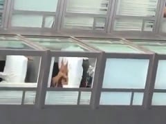 Lo bueno de vivir al lado de un hotel es que a veces ves follar mucho a las parejas… amateurs