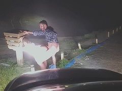 Paró el coche en la calle para follarse a la zorrita