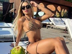 Mujer desnuda masturbándose y exhibiéndose