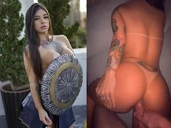 Mujer dándolo todo tumbada sobre su trasero
