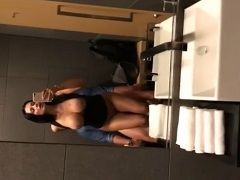 Pechugona zorra follando en un hotel de lujo y exhibiéndose