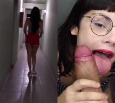 Pequeña perra con ropa corta mostrando su delicioso culo