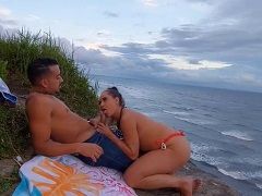Traviesa zorra en público playa chupando su amigo