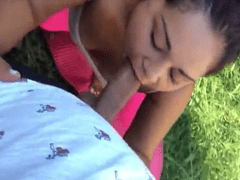Mujer se llevó a su amiga  a su humilde residencia y grabó un vídeo amateur de ella cayendo de boca sobre su polla
