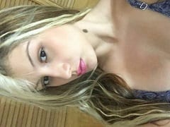 Una zorra de 19 años ha grabado varios vídeos amateur mostrándose desnuda y sensual con cara de traviesa.