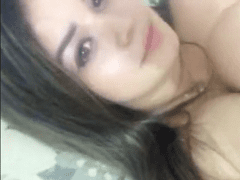 Vídeo amateur de una ninfómana muy tetona y súper cachonda exhibiéndose en WhatsApp