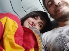 Mujer masturbándose en el avión
