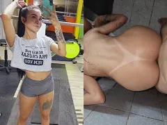 Mujer follando a su amiga en la ducha dándole por el culo apretadito