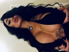 Mujer con enormes pechos de silicona se exhibe desnuda y sentada sobre una botella de Coca-Cola