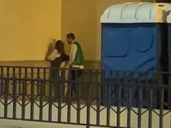 Tras un suceso, el granuja se llevó a la joven a la oscuridad y le metió la polla en la calle, pero acabó siendo pillado