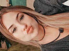Mujer se masturba bajo el edredón y se retuerce de placer ajena a las cámaras