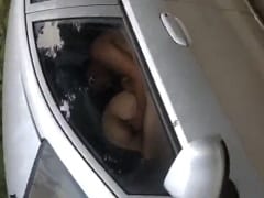 Un hombre borracho se acostó con la mano en el culo de una tía buena en el coche y pillaron a la pareja a plena luz del día