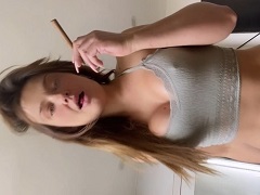 Mujer desnuda mostrando sus grandes tetas chupando un mango
