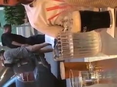 Pareja se puso a follar en plena calle junto a un bar y el público lo grabó