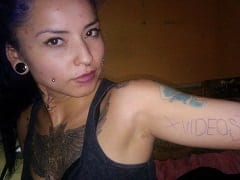 Mujer Tatuada se masturbaba con su zapato a cuatro patas mientras hombre filmaba la escena