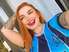 Mujer desnuda cavalgando no consolo com su coño rosa