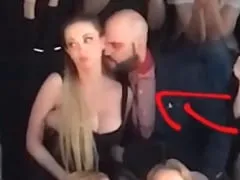 En un desfile de moda, una tía buena le hizo una paja a su compañero calvo, que no pudo contenerse – Aficionados