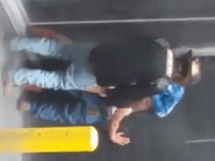 Grabación amateur real de chica caliente divirtiéndose con dos pervertidos en una fiesta de empeño