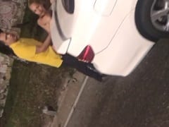 Unos tíos pasaron burlándose del que se tiraba a una puta detrás del coche en la calle pero no le gustó y sacó su pistola – Aficionados