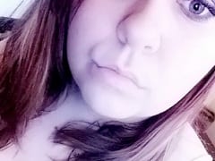 La gorda muy traviesa chupa la polla de su marido con presión y deja que le grabe la cara durante el sexo oral