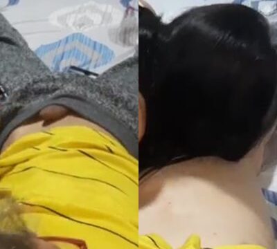 Hermana chupando el pene de su hermano mientras él juega en su teléfono móvil