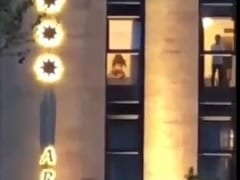 ¡Hotel es Trivago! Mientras una pareja practica sexo explícito en una ventana, un chico es pillado en la habitación de al lado completamente solo