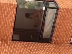 Una joven sexy fue pillada por un vecino acariciando la polla de su novio y el vídeo se difundió en la red – Aficionados
