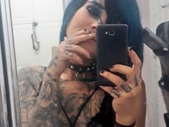 Mujer tatuada guapa y demasiado caliente se masturbó en casa y enseñó su coño a cuatro patas en un vídeo casero