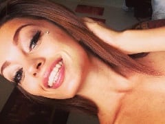 Maravillosa delgada morena super cachonda y toda mojada después masturbándose duro using un consolador