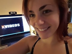 Mujer que trabaja como CamGirl grabó un vídeo masturbándose el coño con un vibrador.