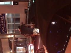 Rubia en un Camaro le pagó una mamada a un vendedor ambulante y la pillaron haciéndolo en público