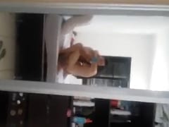 Mujer se acurruca con el tipo mientras filma el sexo a través del espejo