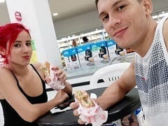 Deliciosa ninfa en la calle con un vibrador en el coño y su novio controlando la intensidad