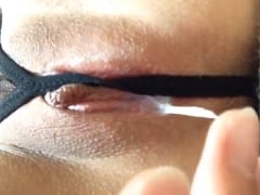 Una maravillosa ninfómana morena, se hizo chorrear el coño mientras se masturbaba y grabó un vídeo amateur de primera