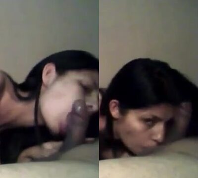Mujer muy caliente chupando los testículos de un hombre