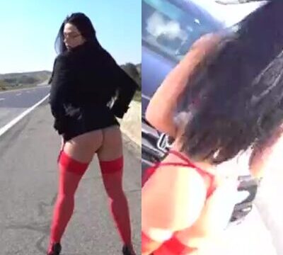 Mujer muy traviesa en tangas quitándose la ropa