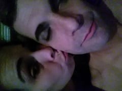 La traviesa esposa hizo un vídeo casero masturbándose el coño y luego se lo envió a su marido por la red