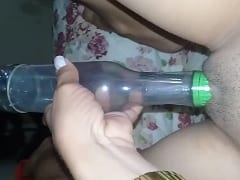 Maravillosa ninfómana de coño rasurado se masturba con una botella vacía de Syn Ice y graba un vídeo de exhibición