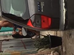 Ninfa traviesa chupa la polla de su novio detrás del coche al aire libre y acaba siendo pillada – Amateurs