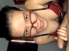 Jovencita caliente haciendo una mamada a su novio y masturbándose en directo