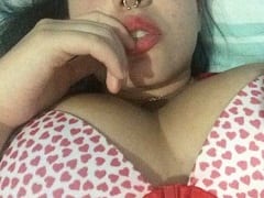 Deliciosa gorda masturbaba su coño con una botella preformada y se puso super cachonda