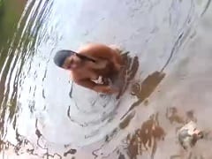 La pesca en el campo fue la comidilla del pueblo cuando una gorda se desnudó en la laguna y los pescadores lo filmaron.