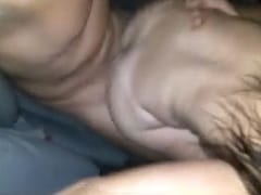Hombre Pone a la Joven Publicitaria en su Pene Dentro de su Coche en Video Porno – Amateurs
