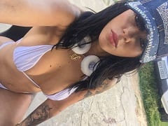 La traviesa mujer pidió a dos amigas que hicieran DP con ella y acabó con los pies al aire