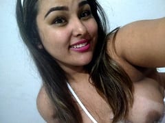 Gordita demasiado traviesa le dio una chupada sabrosa y luego se la folló gimiendo hasta que el tipo se corrió en su coño