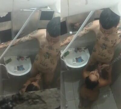Un plano de una mujer chupando la polla de un hombre en el baño
