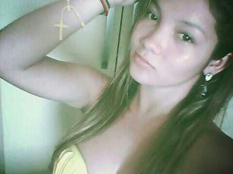 Filtran en WhatsApp un vídeo amateur de una morena cachonda dándole en pleno matorral a dos amigos