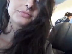 CamGirl decide grabar un vídeo atrevido, donde masturba a su novio en un avión lleno de gente y también le toca el coño