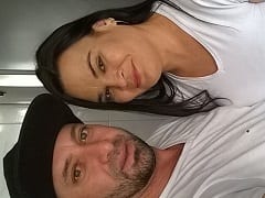 Traviesa y Caliente de São José – SC Grabó un Video Casero de Ella Masturbando su Delicioso Coño y Metiéndose el Consolador en el Culo para Enviárselo a su Marido Más Tarde