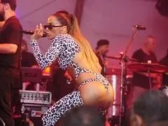 La deliciosa hizo un show llevando pantalones con las nalgas al aire y rodó por el suelo enseñando su maravilloso trasero